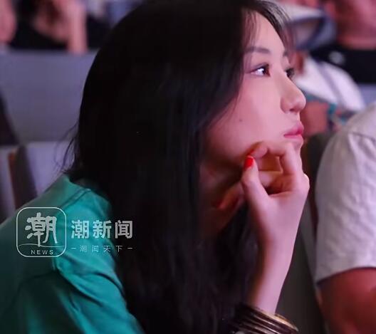 李嫣19岁近照曝光 与爸爸李亚鹏一起参加活动